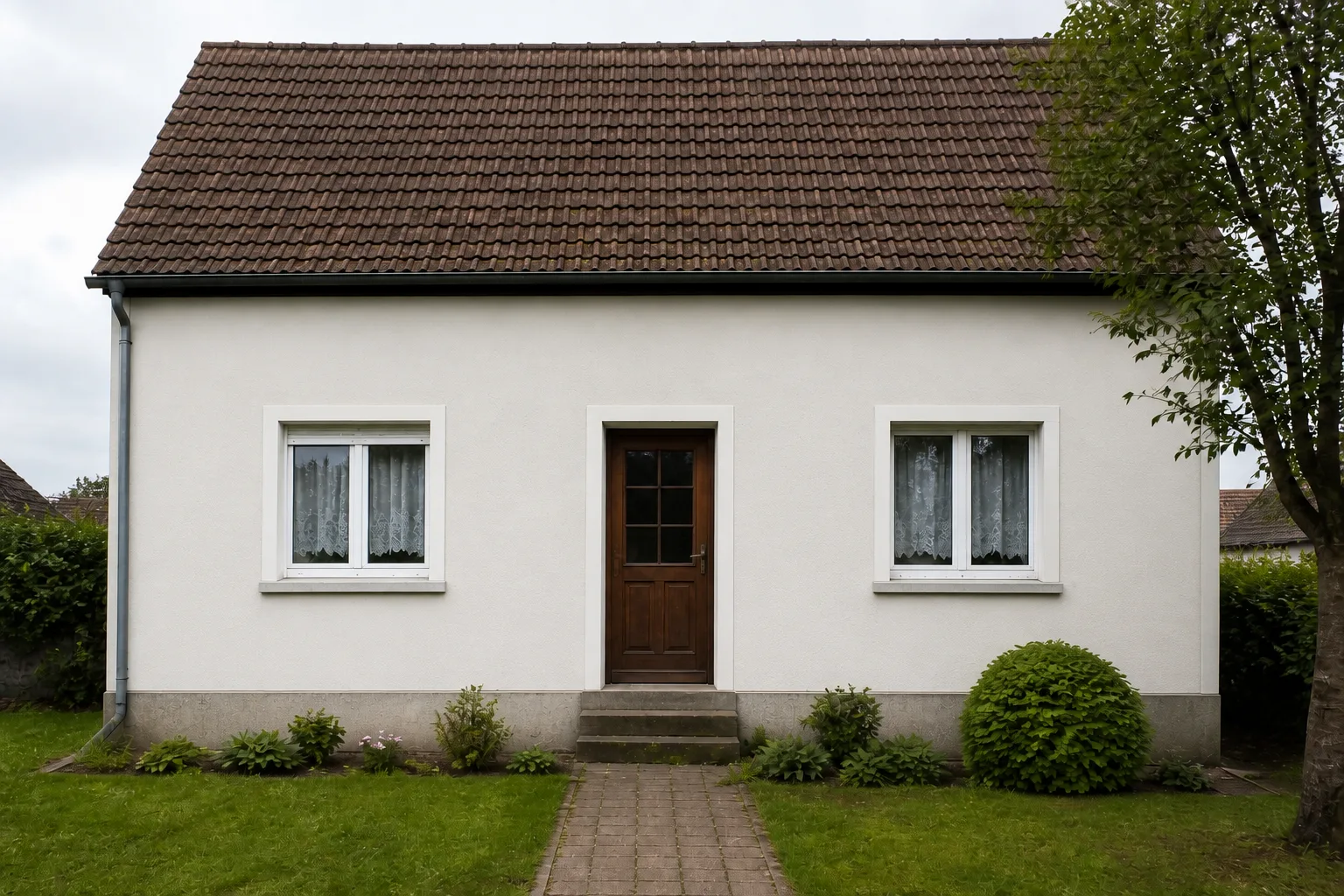 Dieselbe Fassade nach der Sanierung und dem Neuanstrich