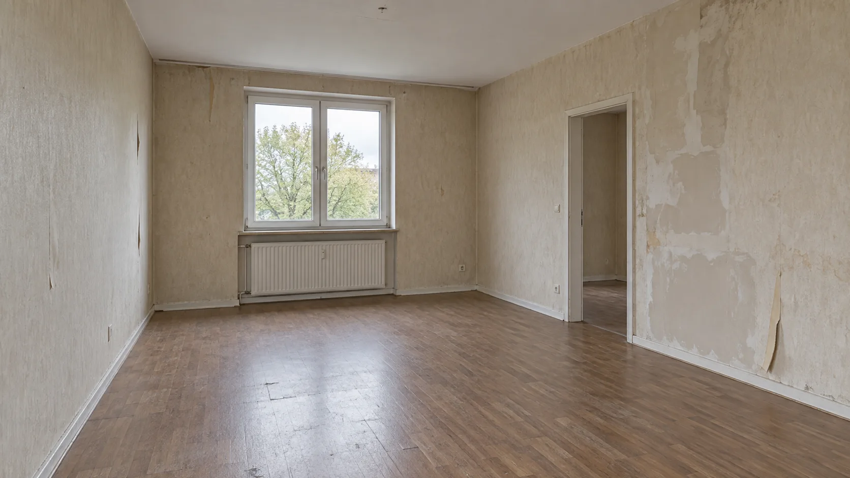 Fassade eines Wohnhauses vor der Sanierung