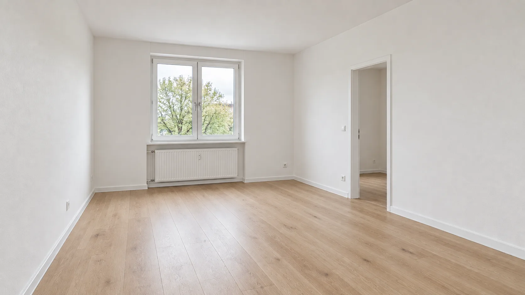 Dieselbe Fassade nach der Sanierung und dem Neuanstrich